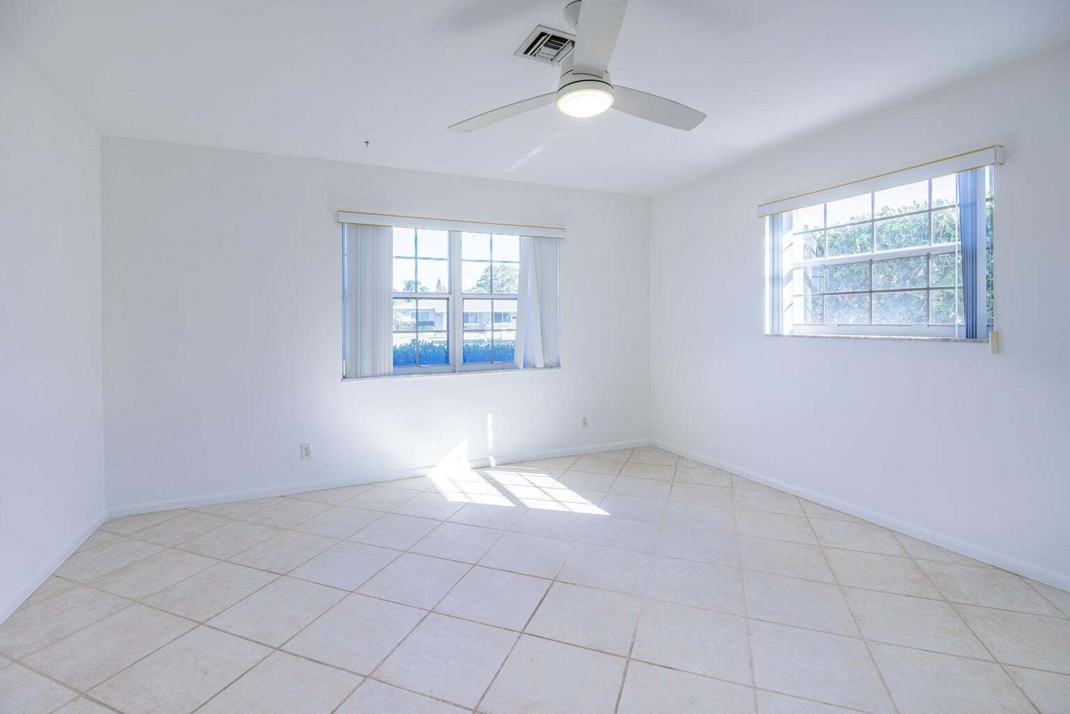 Building Photo - 527 W Jasmine Dr