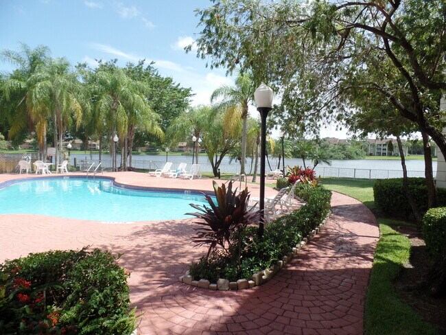 Building Photo - 2803 N Oakland Forest Dr