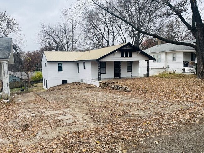 Building Photo - 902 S Cedar Ave