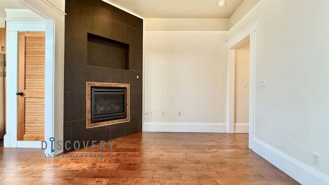 Building Photo - SOMA Top Floor Condominium for Immediate L...