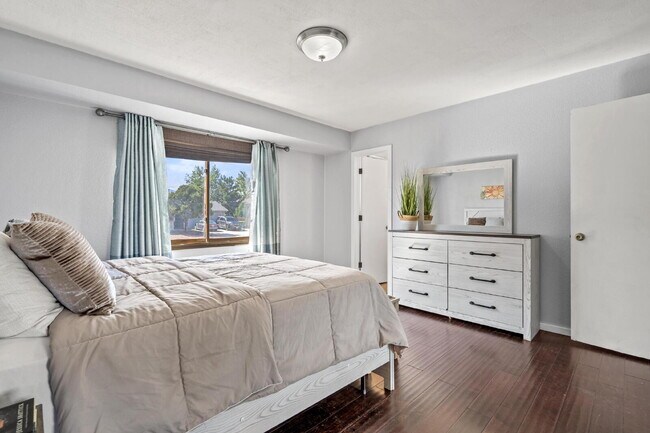 Building Photo - "Spacious 5-Bedroom Haven with 3 Full Bath...