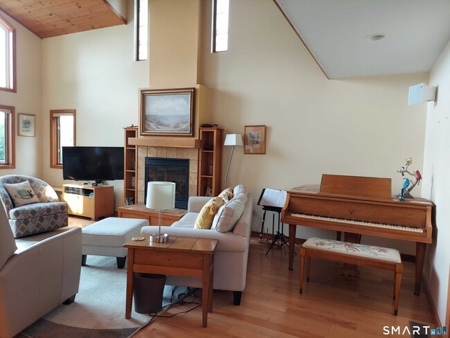 Building Photo - 398 Lake Rd