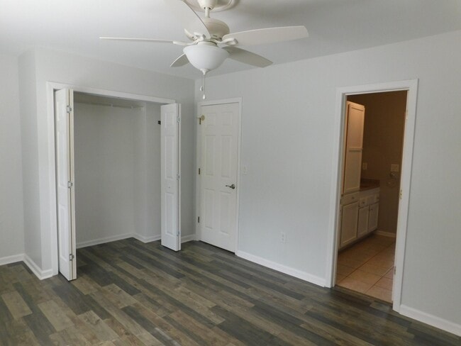 Building Photo - Townhouse in Newport