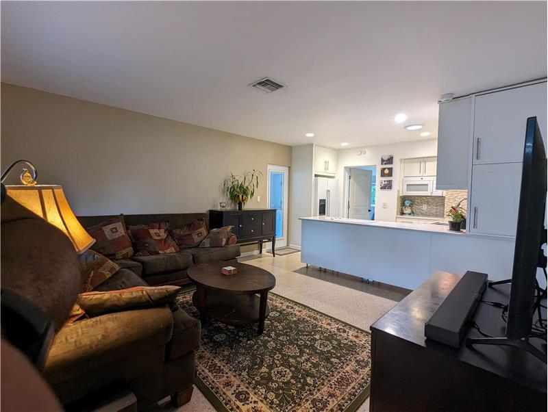 Building Photo - 609 NE 14th Pl