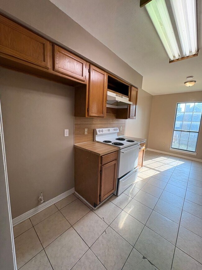 Building Photo - Huge 2 bedroom/2.5 bathroom Townhouse with Central Air & Heat & Garage!
