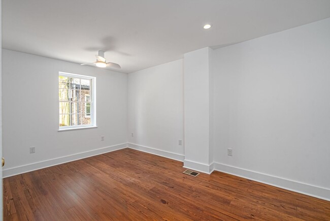 Building Photo - Renovated 2 Bedroom Carriage house off Lafayette Square