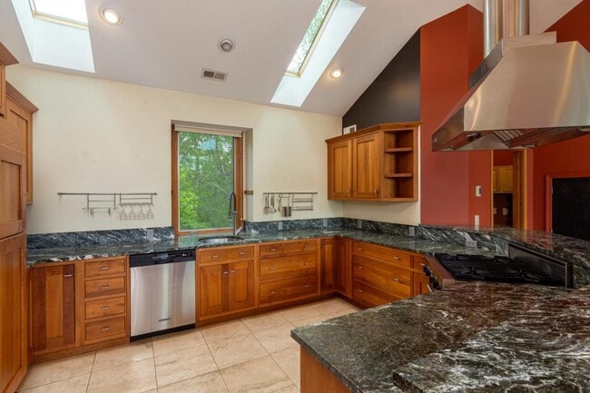 Building Photo - 348 Winding Ridge