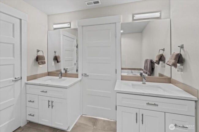 Building Photo - 3 bedroom in Seattle WA 98108