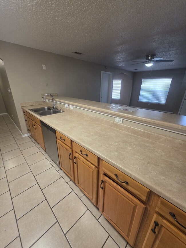 Building Photo - 4 bed 2 bath home