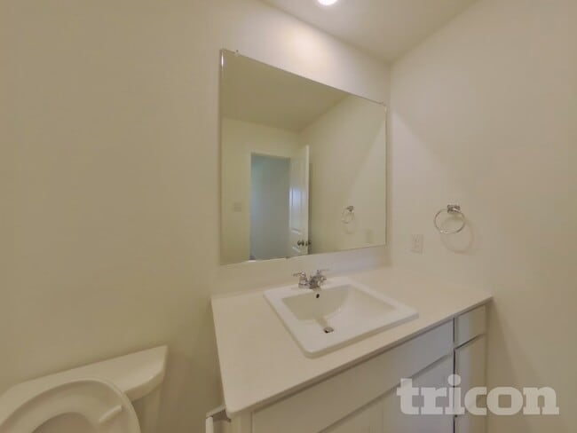 Building Photo - 1616 Parlier St