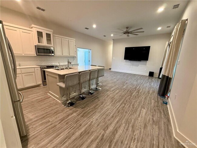 Building Photo - 25 Lago Washington