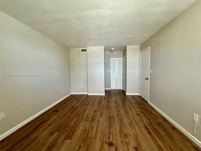 Building Photo - 7125 Bay Dr