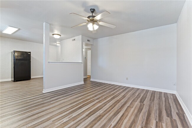 Building Photo - 884 W Holly St