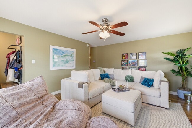 Building Photo - Beautiful 4 Bedroom/3 Bathroom Home in University Hills Area!