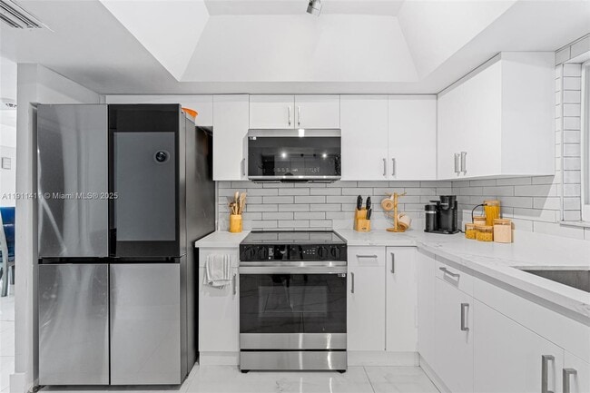 Building Photo - 8351 SW 39th Ct