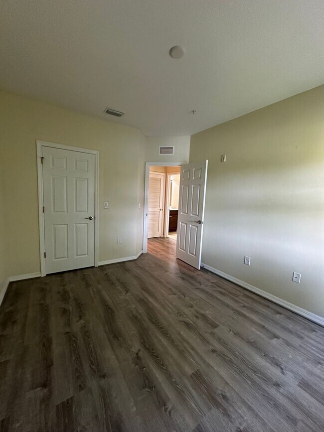 Building Photo - 3/2/2 Town Home Style Condo at Maintenance...