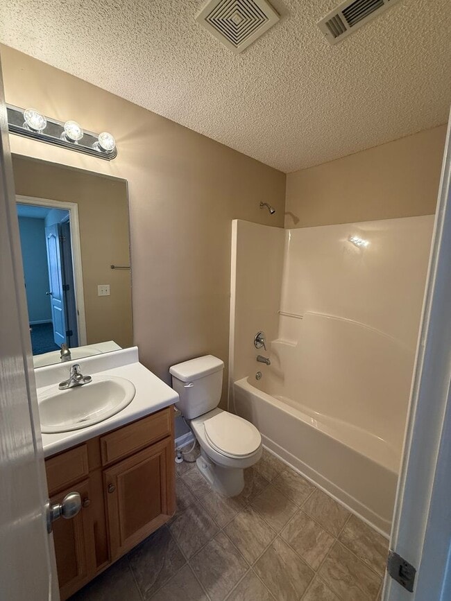 Building Photo - Discover Comfort and Convenience 3 BR/3 BA Home in Desirable Bridgewater Community!