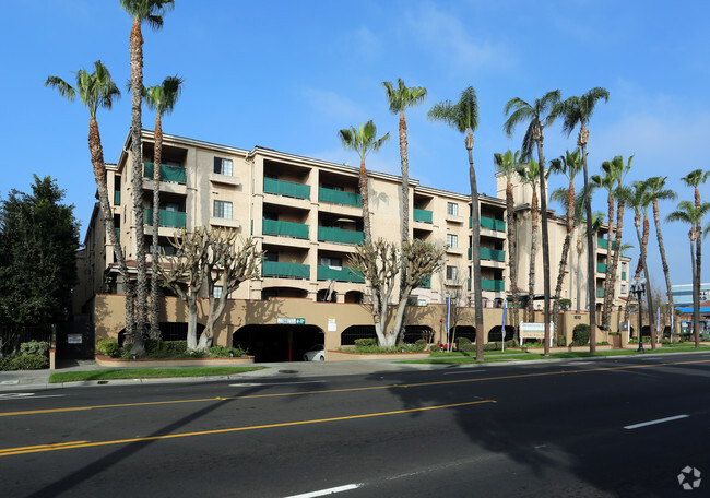 Building Photo - BROADWAY PLAZA APTS