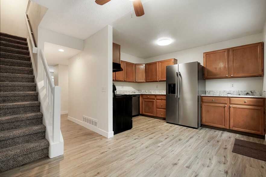 Large kitchen/dining room - 11554 Community Center Dr