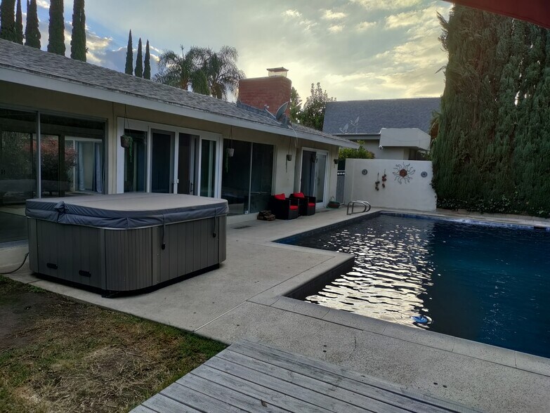 Heated pool and jacuzzi - 15707 Varden St