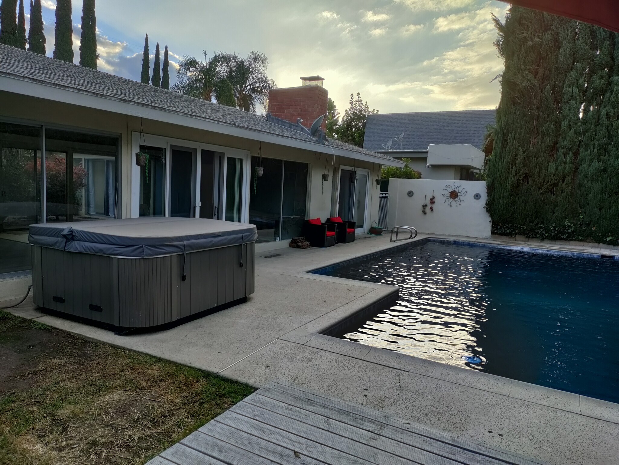 Heated pool and jacuzzi - 15707 Varden St