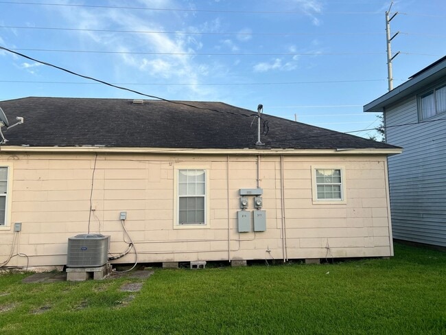 Building Photo - Charming 2BR Duplex in La Porte