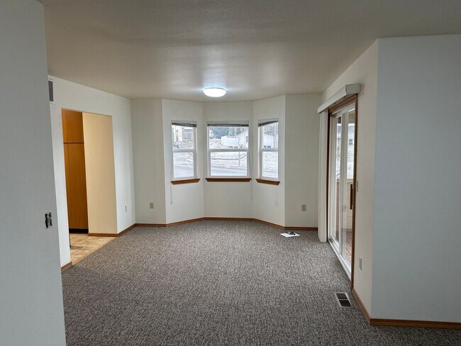 Building Photo - 903 Crestview Ln