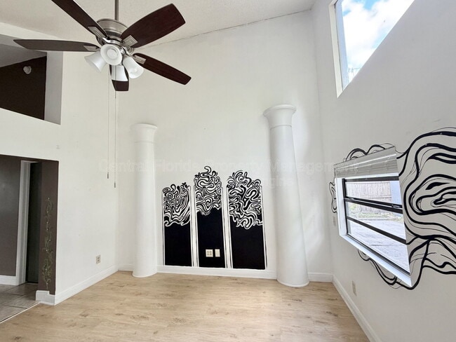 Building Photo - 10227 Comfort Cir