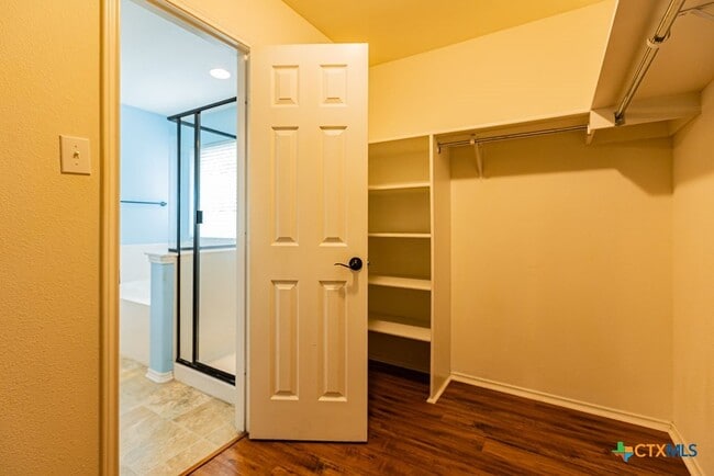 Building Photo - 2019 Woodway Dr