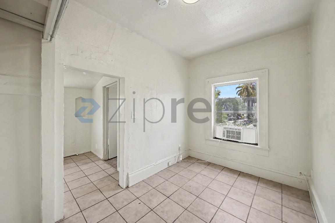 Building Photo - Unit B