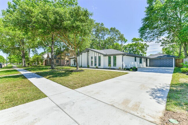 Building Photo - 4102 Honey Oaks Dr