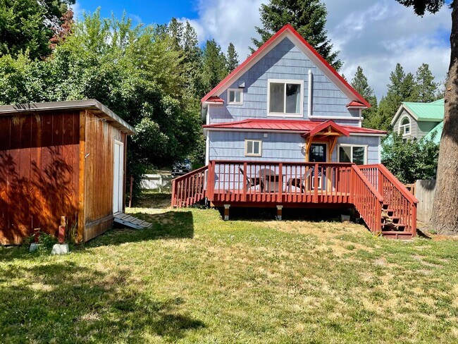Building Photo - Charming Two-Story Home on Dead-End Road