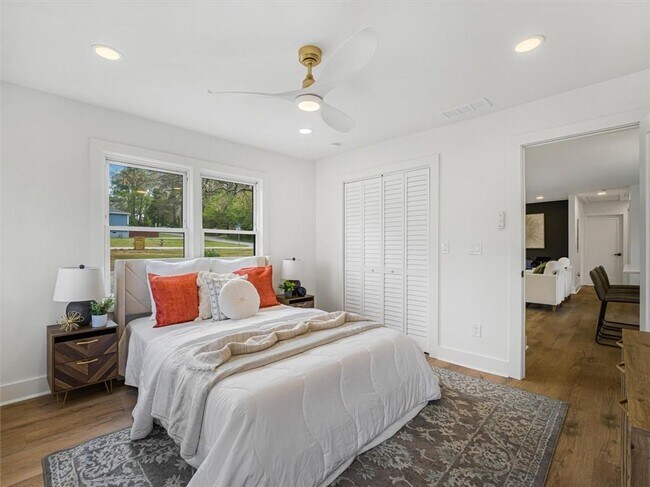 Building Photo - 960 Pine Forest Dr SW