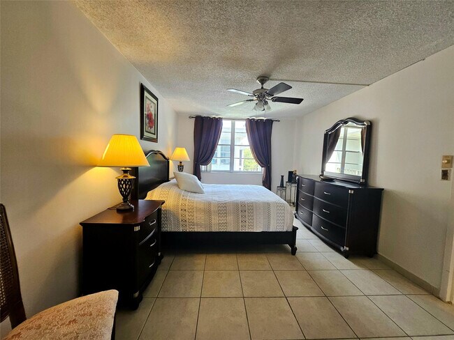 Building Photo - 4899 NW 26th Ct