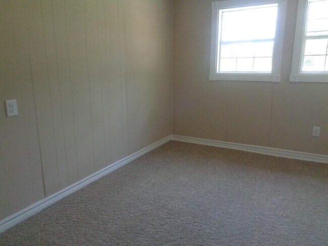 Building Photo - 324 Azalea St