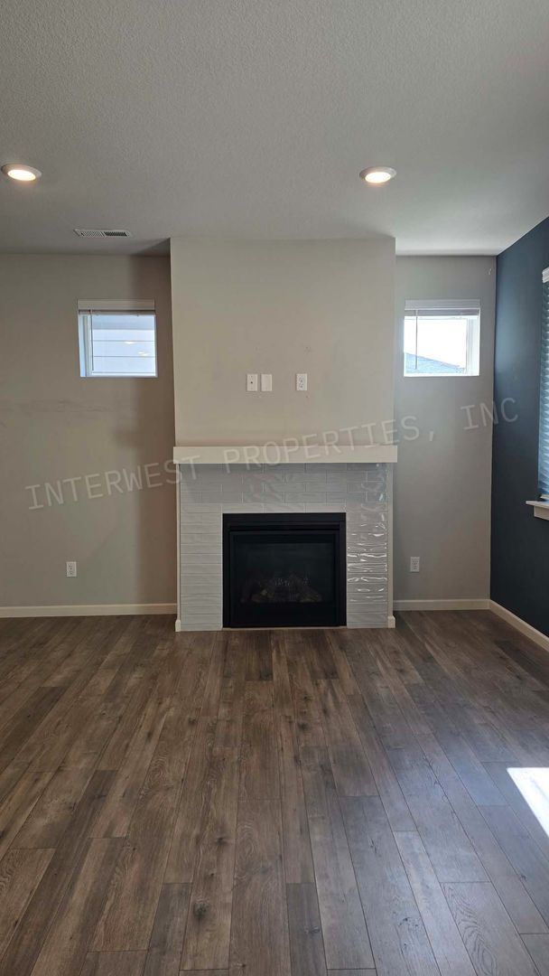 Building Photo - Beautiful Newer Construction 3bd 2.5ba Row House in Ridgefield With 2 Car Garage, Fenced Backyard...