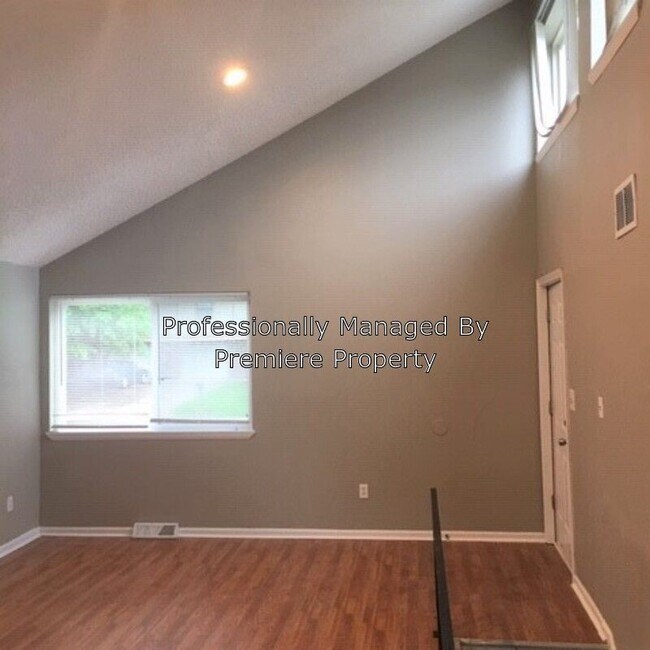 Building Photo - 950 - 3 Bed 2 Bath Duplex in Raytown