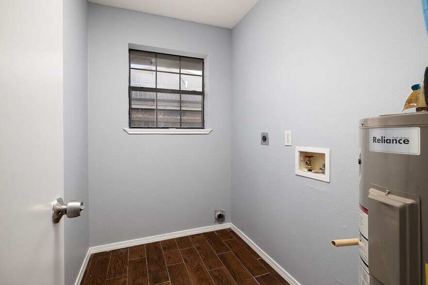 Building Photo - 1005 N Sabinas St
