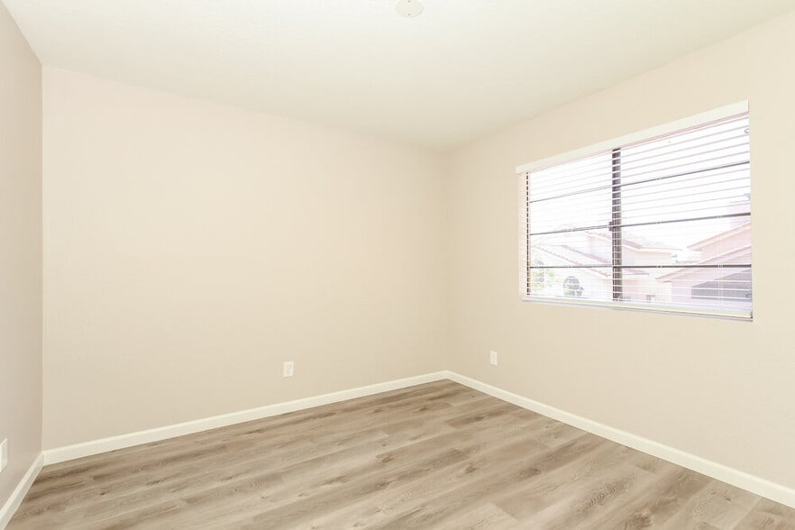 Building Photo - 4546 E Villa Theresa Dr