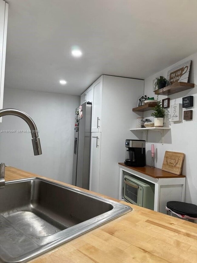 Building Photo - 6911 Environ Blvd