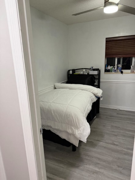 Building Photo - 5140 NE 3rd Ave