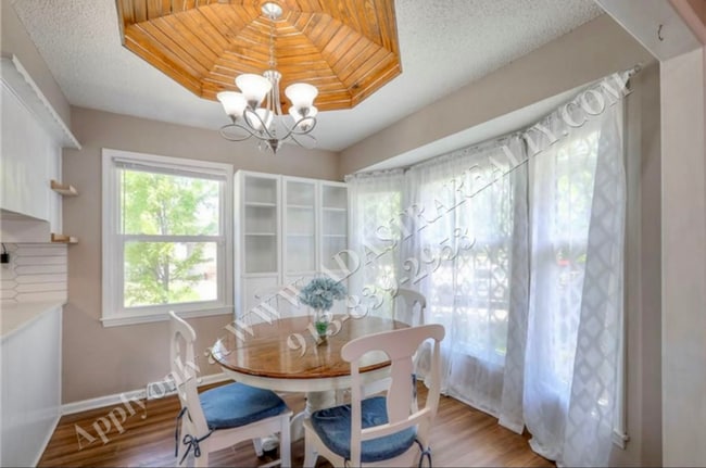 Building Photo - Beautiful 3 Bed 2.5 Bath Raised Ranch in L...