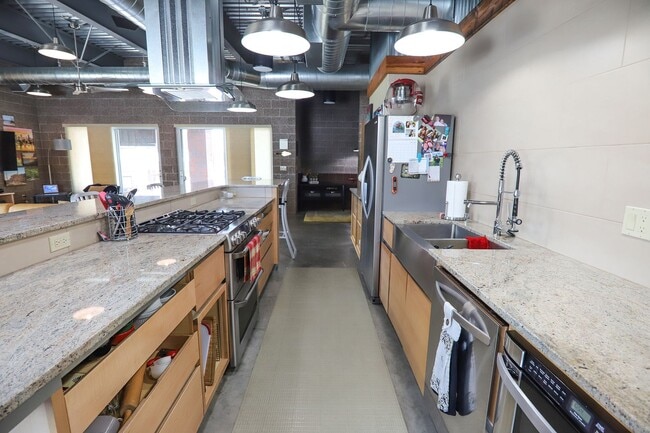 Building Photo - 2 bedroom, 2 Bath