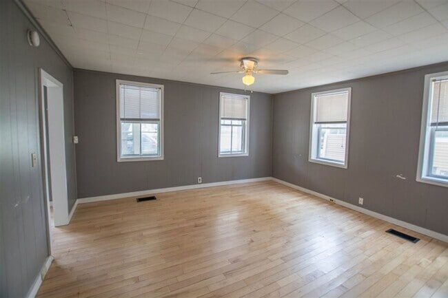 Building Photo - 4-Bed Farmhouse Minutes from UVM Campus (30 Chase St)