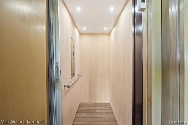 Building Photo - 3333 W Shore Dr