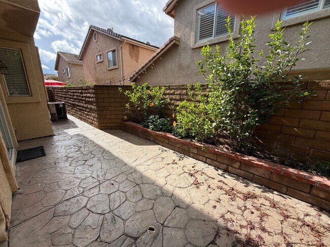 Building Photo - 3 Bed, 2.5 Bath Townhome in gated Park Lane Community