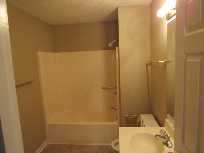 Building Photo - Charming 2-Bed, 2-Bath Townhouse in NW Kno...