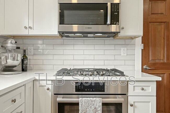 Building Photo - 7938 Elm Dr