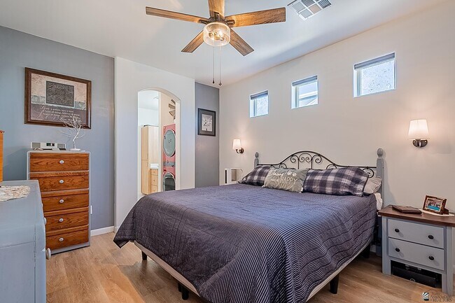 Building Photo - 3400 S Ave 7th E