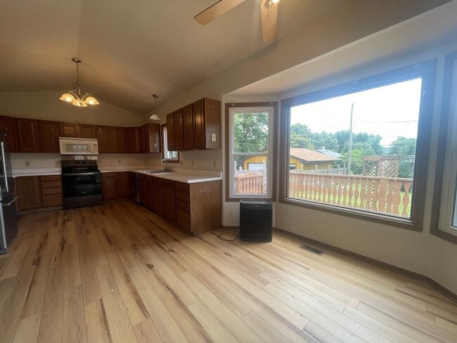 Building Photo - Home in Omaha for rent!